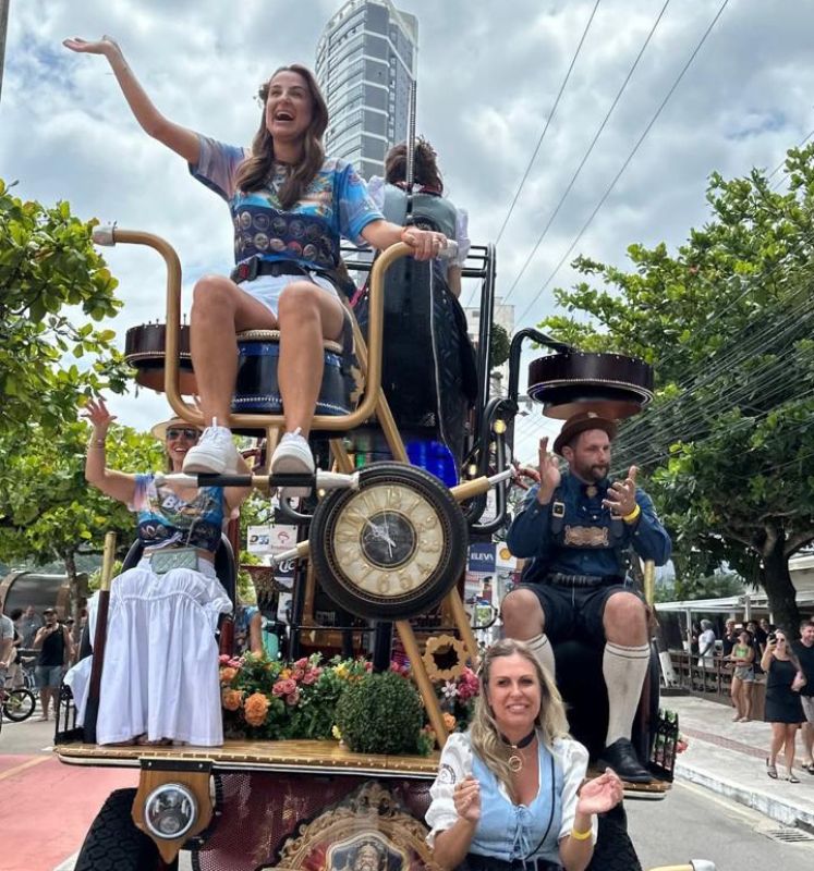 Desfile de juíza do TRE/SC na Planetapéia em BC, com políticos, pode colocar a magistrada em suspeição 