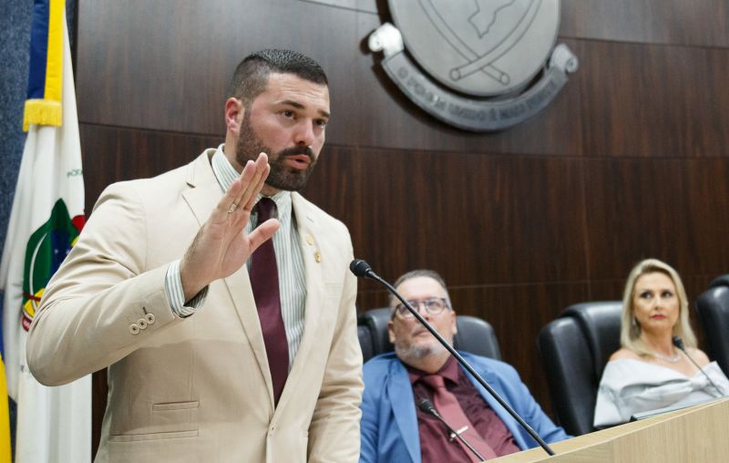 O sisudo vereador Victor Nascimento (PL) passou migué nas redes sociais explicando porque não sorri. Mas, tá fazendo famílias sorrirem com cargos impiçados