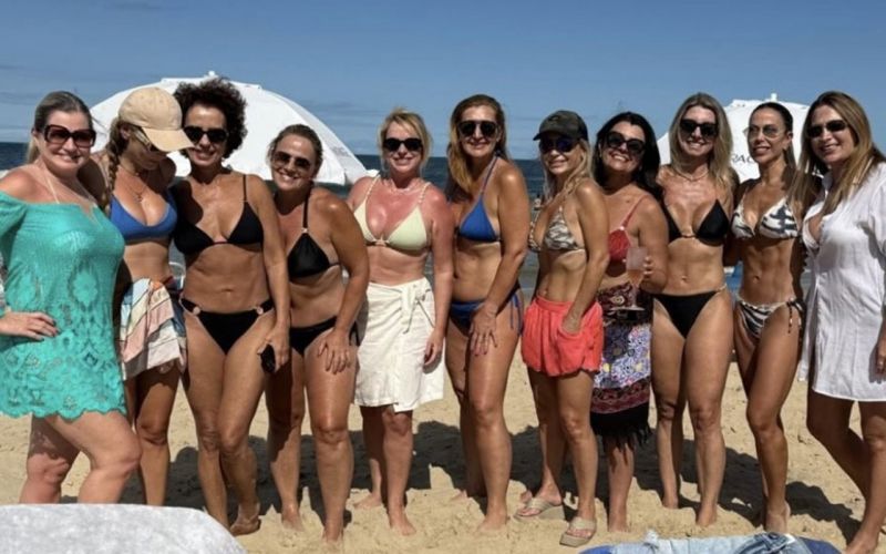 Mulherada atualizando o bronze e entre elas: Mirtes Silva, Ega Rosa, Lu Spengler, Fran Chiapetti, Fernanda Rodi, Gica Bellini, Alessandra Mattos, Simone Oliveira, Juliana Leite e Ariane Deschamps