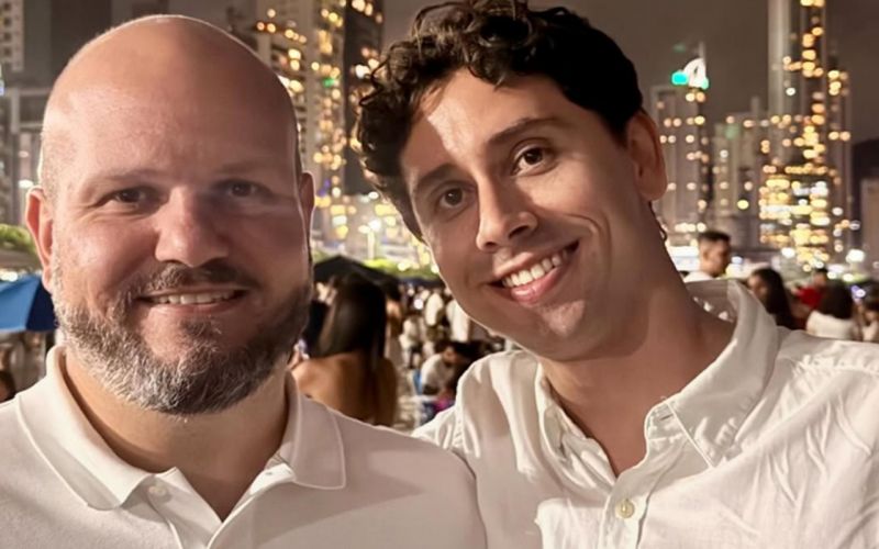 Alexandre Balan e João Maciel em momento de celebração, em Balneário Camboriú