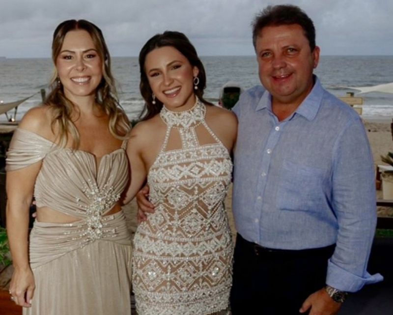 A aniversariante, Manu, com seus pais Claudia e Jeff Pereira