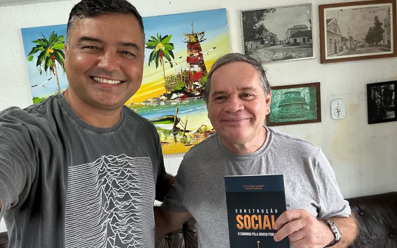 O coronel Jefferson Schmidt presenteou o JC com o seu novo livro, em parceria com o juiz Adilor Daniele