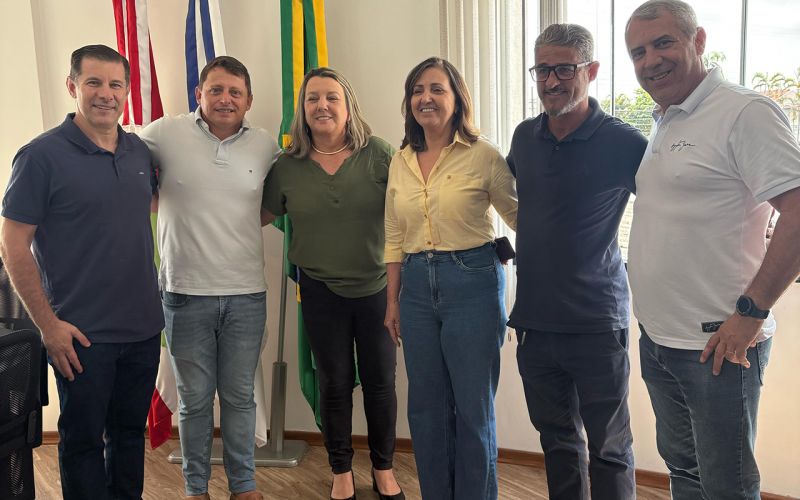 MDB fortalecendo laços para 2026. Lideranças do mandabrasa já estão com o pé na estrada e correndo as citys da região em busca de fortalecimento da sigla e união. Na foto, o vereador de Ilhota, Betão, o ex-vereador de Navegantes e assessor do deputado Xoxodine, Paulinho Melzi, as vereadoras Lete Richartz e Meri de Souza, o empresário de Navegantes, Joãozinho Matos, e o prefeito de Ilhota, Joel Soares, em encontro na capital da calcinha e do biquíni