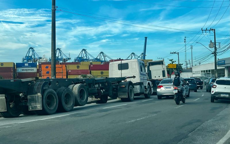 Não tem jeito: filas triplas no porto e caminhões ocupando a extensão da Caninana ferrando a mobilidade atravancada de Itajaí continuam, mesmo depois da promessa da Superintendência do Porto que a situação seria resolvida