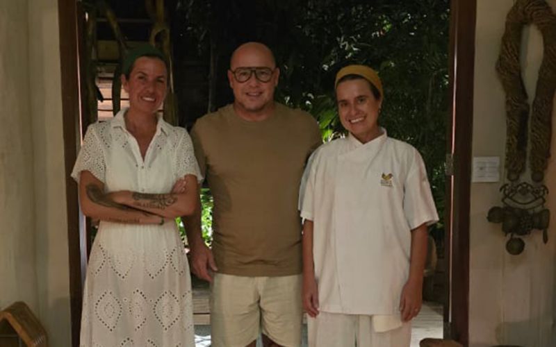 Trancoso - O chef e empresário Juliano Fleck, de Balneário Camboriú, esteve em Trancoso recentemente, aprimorando experiências gastronômicas. Na foto, ele aparece ao lado das gabaritadas chefs Morena Leite e Ana Bueno, conhecidas pelos restôs Capim Santo e Banana da Terra (Foto: Arquivo Pessoal)