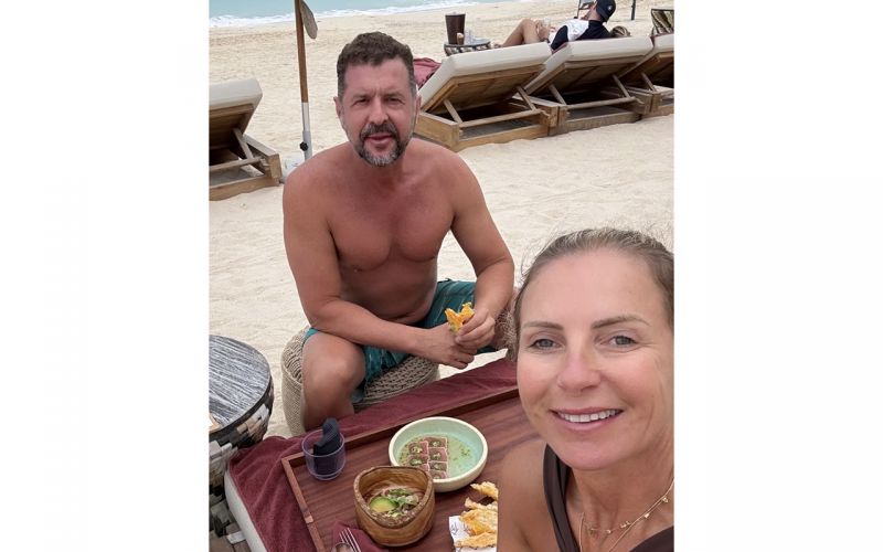 Ligi e Juliano Meyer, estão em Jumeirah Beach, a praia em Dubai