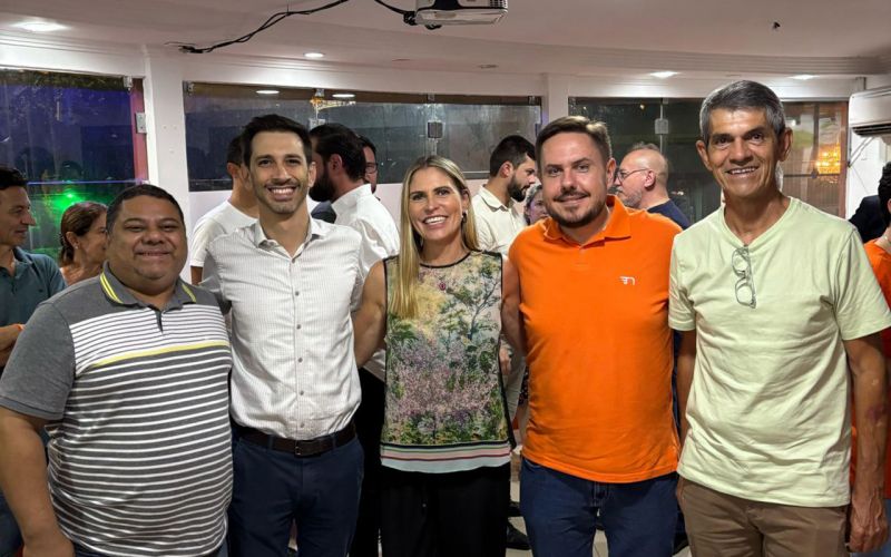 Na imagem, da esquerda para a direita, os novos mandachuvas do partido Novo da galega Blumenau: Marcos, Leal, Monica, Décio e Dionei (foto: Divulgação/NOVO/Blumenau)