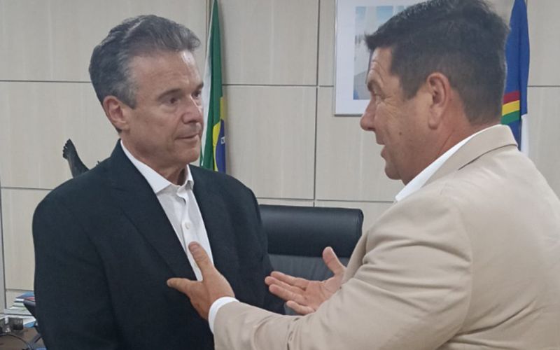 Agoniado, ops, Agnaldo dos Santos, do Sindipi, ponderou com o ministro da Pesca, André de Paula, sobre o reflexo de tirar o valor do imposto de importação de sardinhas enlatadas pro setor em Santa Catarina (foto: divulgação)