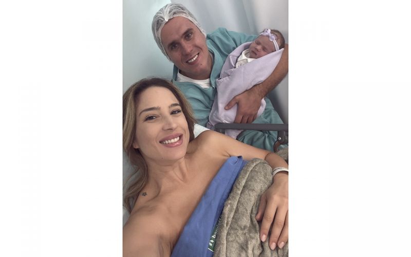 Os pais Miriam Machado e Daniel Flores com a baby Bela que chegou para encher a vida da família de alegria e amor. 