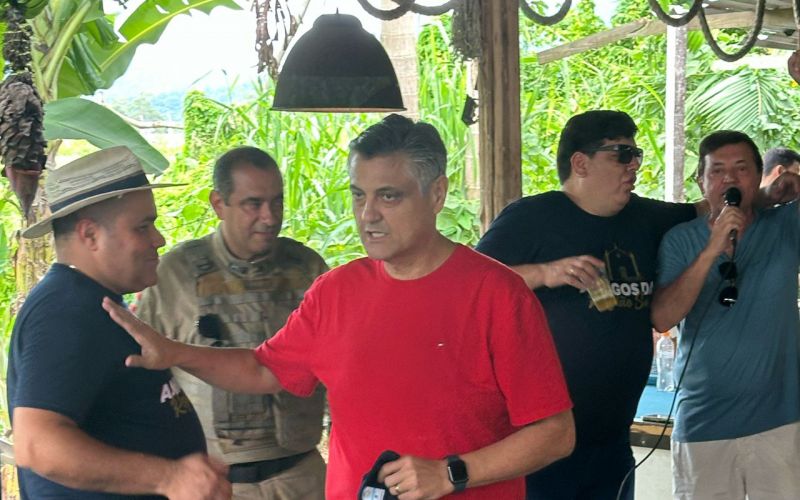 Vice-prefeito de BC, o vampirão Nilson Probst (MDB), desfilou com dentes à mostra na Festa dos Amigos da região sul