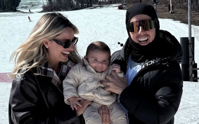 A pequena sorridente Fiorela curtindo a neve com seus pais Luana e Lucas Leardini