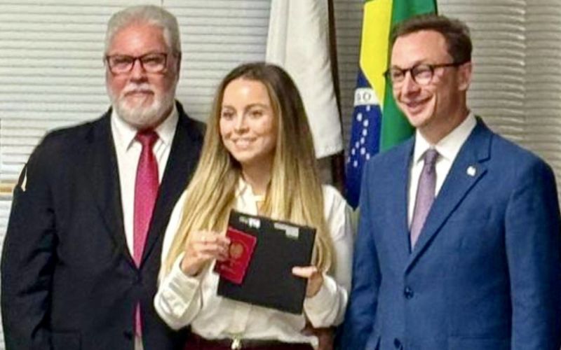 O desembargador Rodolfo Tridapalli entregando à sua filha Maria Eduarda, a Dada, sua carteira de advogada, junto com o presidente da OAB de BC, Rafael Pierozan 