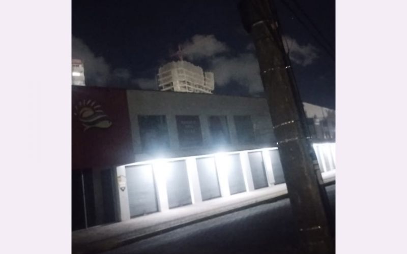 Povo tá cabreiro com falta de luz na rua do Camelódromo, no centrão pexêro (foto: leitor)