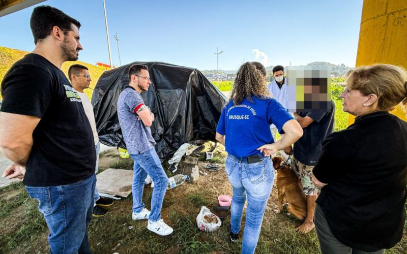 O prefeito de Brusque, André Vechi (PL), o sapatinho branco, acompanhou abordagens em uma nova etapa da ação envolvendo pessoas em vulnerabilidade social (foto: divulgação)