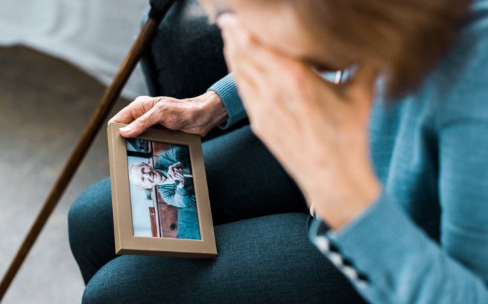 No Dia das Mães, quem cuida da mãe enlutada?