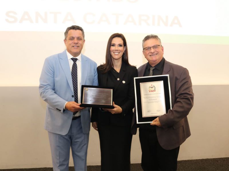Placas comemorativas e recursos de emenda parlamentar da ordem de R$ 500 mil para a Univali, em sessão solene da Alesc pra comemorar os 60 anos do curso de Direito da instituição. A iniciativa foi do deputado Ivan Naatz (PL) e o registro marca a entrega ao reitor Valdir Cechinel Filho, com a presença também da desembargadora do TJSC, Fernanda Sell, ex-aluna da Univali