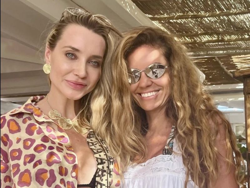 Christine Hoffmann e Tônia Schauffert aproveitam o niver de Kiki em férias ensolaradas em Ibiza, Espanha