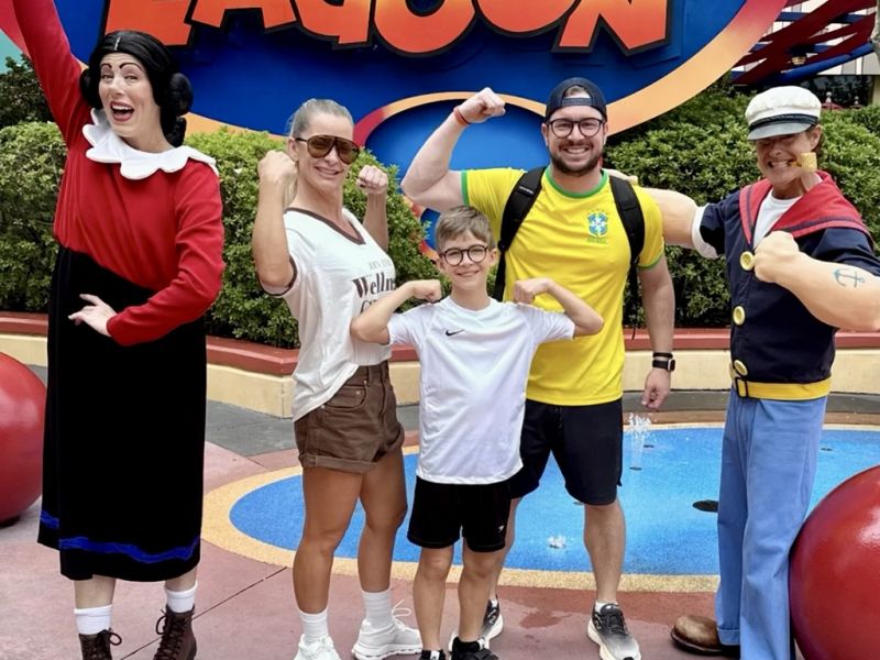Keity, Lucas e Benjamin Bellini Morastoni curtem com Olivia e Popeye muita diversão nos parques da Disney