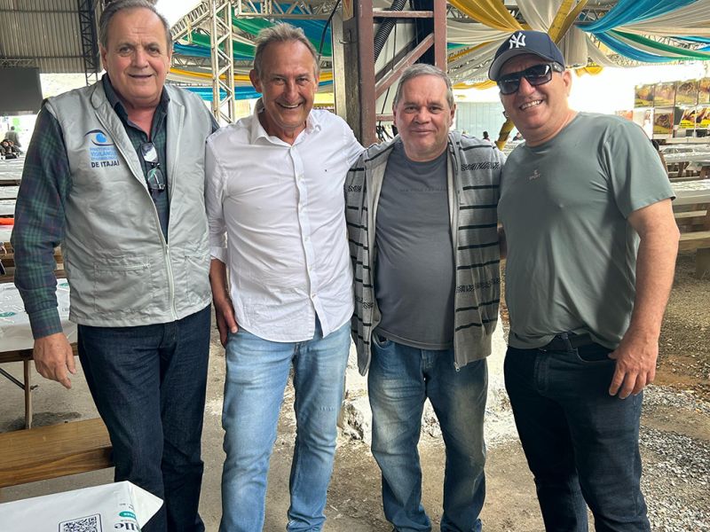 Encontrei na Festa do Colono os bagrões da prefa pexêra: o narigudo Tarcizio Zanelato (Obras), Artur ama todo mundo de Jesus (Obras) e o belo do São João, Onézio Gonçalves (Vigilância Epidemiológica)