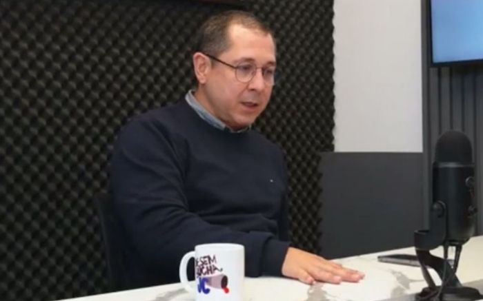 Níkolas explica privatização da Educação