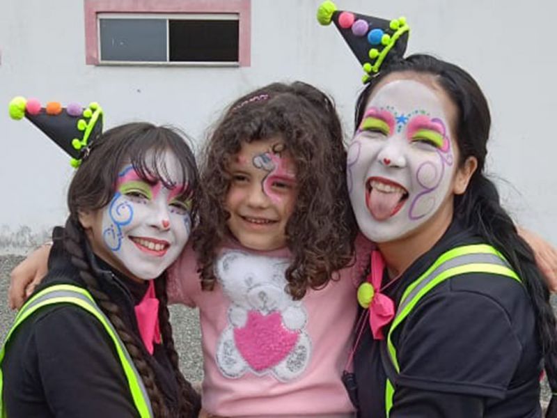 A pequena Marina, de Barra Velha, se divertiu no Cantinho da Pirralhada do DIARINHO, na Gororoba