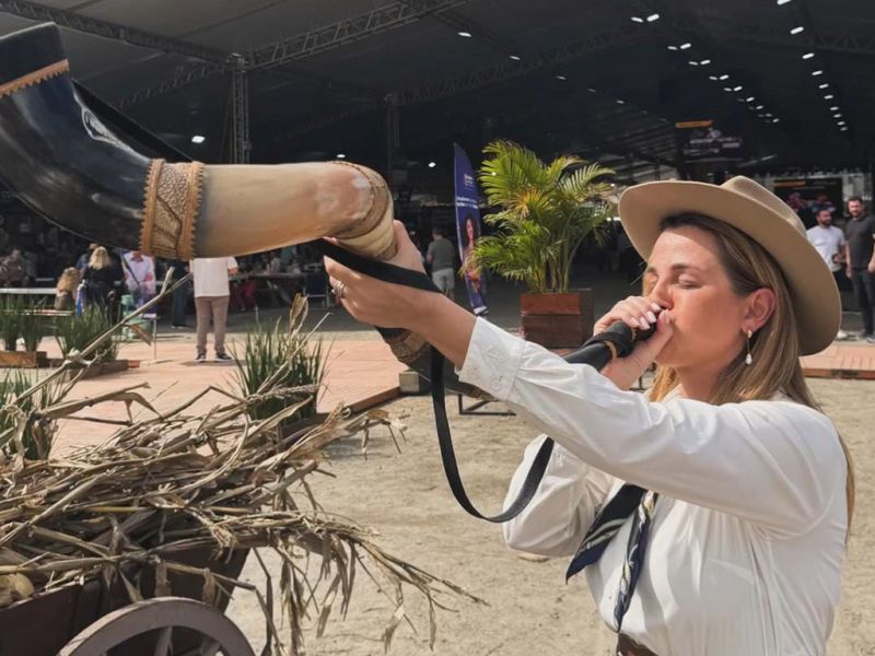 Prefeitona Juliana Pavan (PSD) tocou o berrante para os servidores, digo, a abertura da Semana Farroupilha na Dubai Maravilha