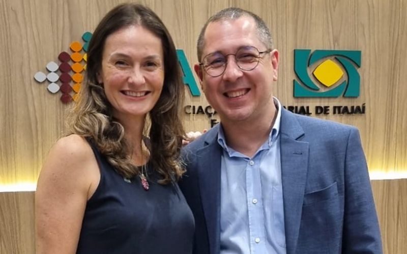 Thaisa Corrêa, presidente da ACII, e Níkolas Reis, diretor da Invest Itajaí, que esteve na entidade palestrando e convidando os empresários a assumirem um papel mais ativo nas iniciativas, por meio de concessões e parcerias público-privadas, na terrinha