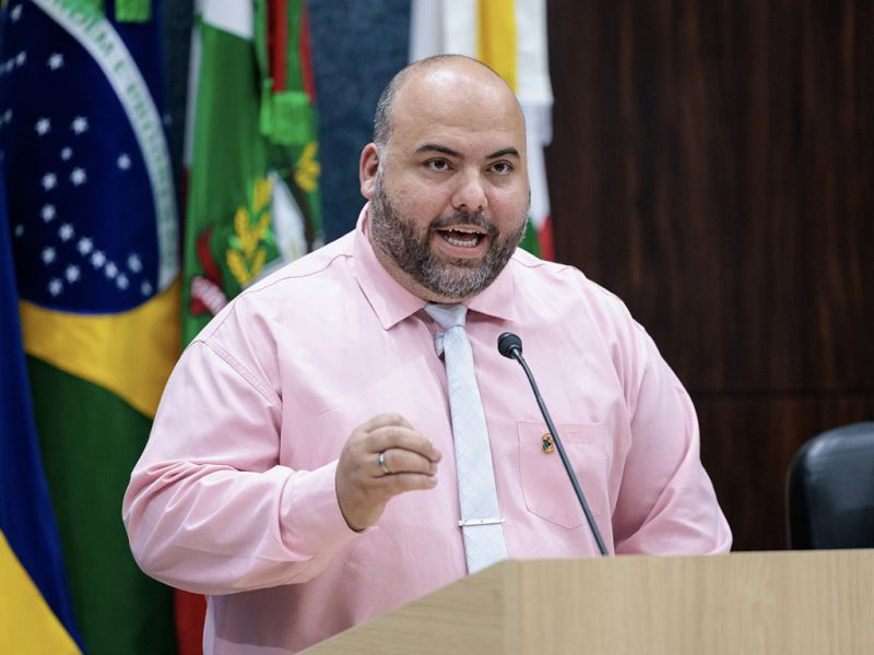 O vereador serelepe de Itajaí, Cris Fischer (PRD), estará no Desembucha nesta quarta-feira, às 19h. Assista no YouTube e no Instagram: @jcdiarinho