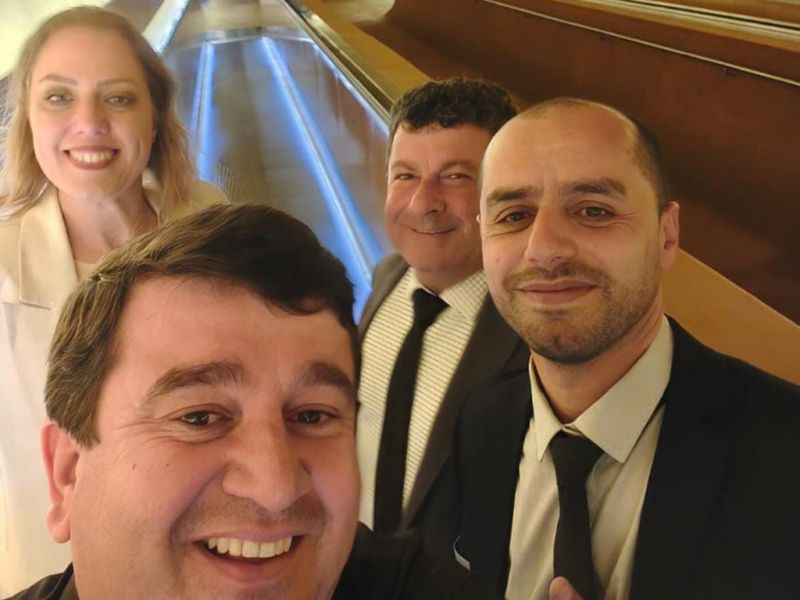 Exemplo! Os vereadores da BC Maravilha, Jade Martins (MDB), Elizeu Pereira (MDB) e Samir Dawud (Cidadania), e o assessor do Elizeu, Rafael Militão, estão em Brasólia com a justificativa de acompanhar os vereadores mirins no passeio, digo, na capital federal, com previsão de passarem por gabinetes de senadores e deputados catarinenses. Depois ainda reclamam quando a sociedade critica o excesso de viagens dos que deveriam dar o exemplo de coerência com os gastos públicos (foto: divulgação)