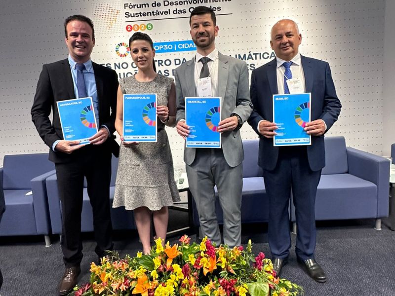 Navegantes foi a única cidade da região que recebeu o Relatório Local Voluntário, em Brasília, que é um documento que apresenta suas ações e progresso em relação aos Objetivos de Desenvolvimento Sustentável (ODS) da ONU. Na imagem, o vice-prefeito de Navegantes, Ricardo Ventura (PP), junto com representante de Florianópolis, e prefeitos de Gravatal e de Irani (foto: divulgação)