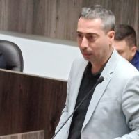 Achutti mira à assembleia