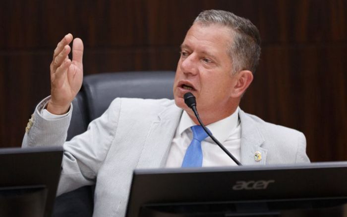 Rubens com a faca e o queijo na mão