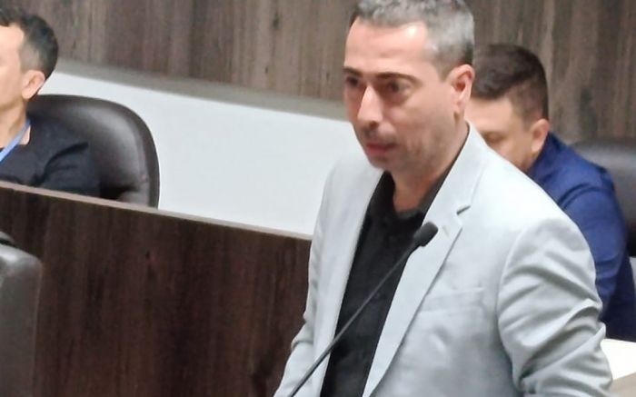 Achutti mira à assembleia