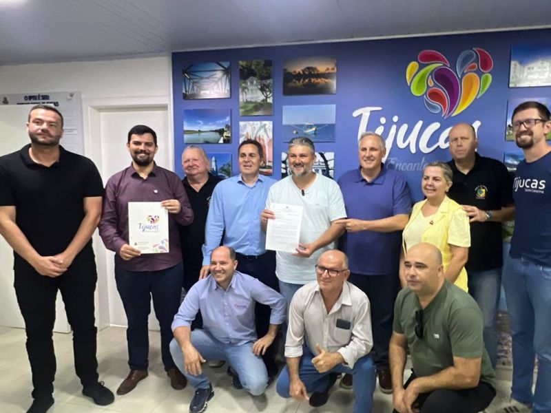 Prefeito Maikon Sgrott (PP) e superintendente de Esportes Erivelton Danone entregaram em mãos projeto de bolsa atleta a vereadores de Tijucas (foto: divulgação)