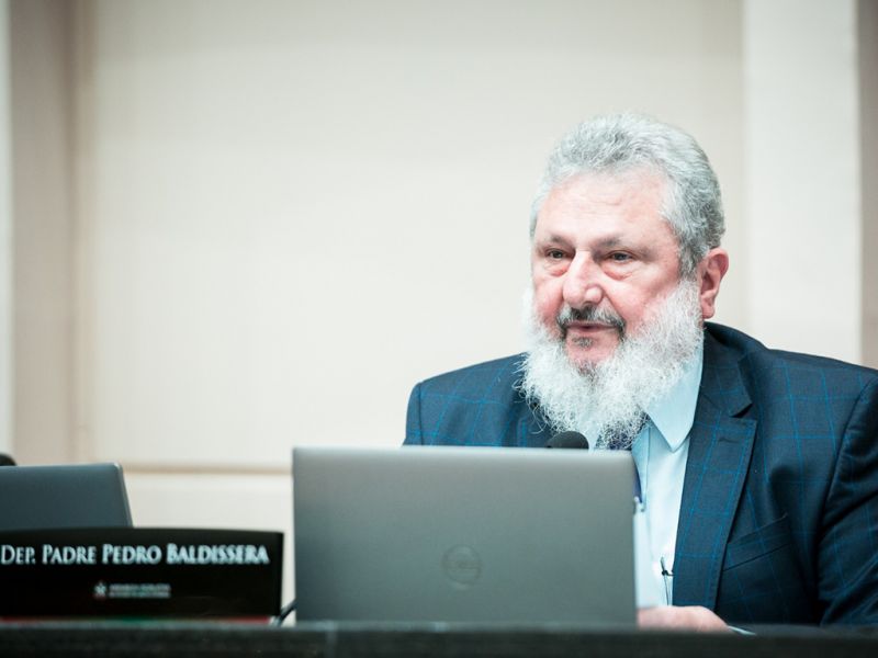 “Tratar seres humanos como problema ou como carga que pode ser ‘enviada de volta’ é expressão clara de aporofobia, o preconceito contra os pobres”, declarou o deputado estadual Padre Pedro (PL), sobre decisão do prefeito de Floripa, Topázio Neto (PSD), de mandar divolta quem chega na rodoviária sem emprego ou lugar pra morar (foto: divulgação)