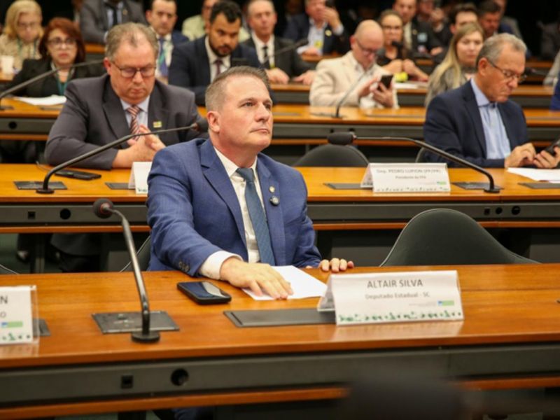 Leite: A Alesc realiza nesta quarta-feira audiência pública para discutir a situação da cadeia produtiva do leite. O encontro ocorrerá no Auditório Deputada Antonieta de Barros, em Florianópolis, a partir das 18h30. A iniciativa é do deputado Altair Silva (PP).  O objetivo é aproximar lideranças e autoridades em busca de alternativas que garantam sustentabilidade à atividade no estado. (Divulgação/Agência AL)