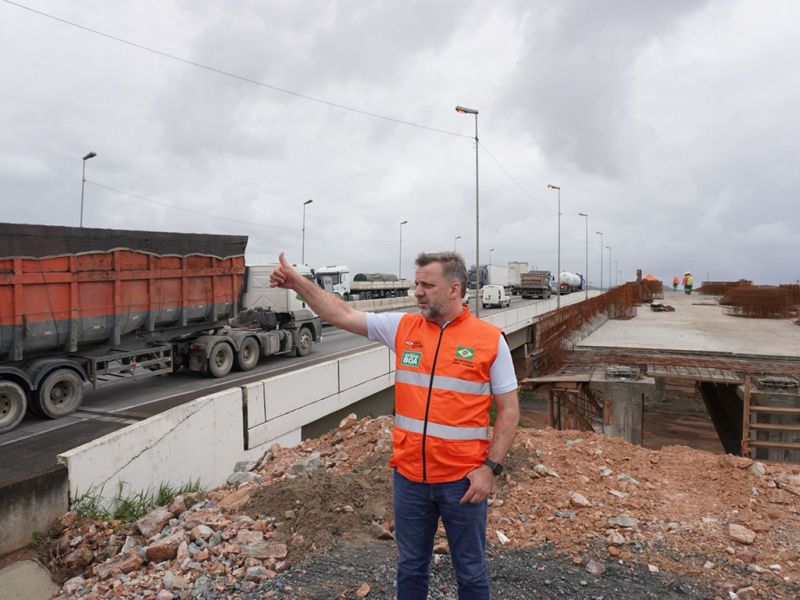 Quase pronta! O secretário estadual de Infraestrutura, Jerry Comper, visita semanalmente as obras da interseção da Antônio Heil (Contorno Sul), com a BR 101