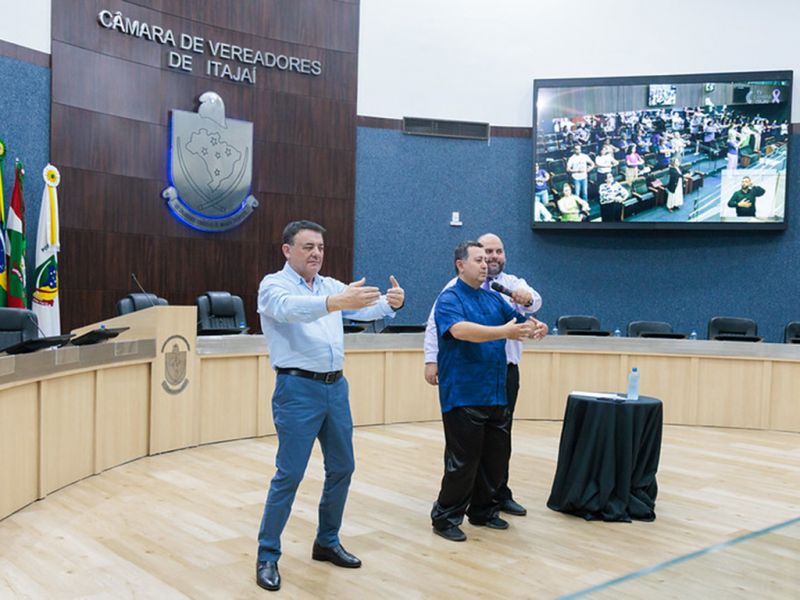 Autor da lei que reconhece as pessoas com fibromialgia como PcD, o deputado Maurício Peixer (PL) participou de seminário regional promovido na piramidal pela Leléia (foto: divulgação)