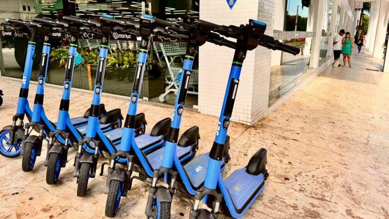 O Pai Atanásio tá fulo da vida com patinetes atrapalhando a passagem em calçadas de BC e diz que a prefa deu 48h pra acabar a bagunça faz uma semana (foto: divulgação)