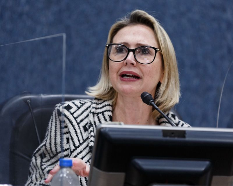 A minha ex-musa BBB, Anna Carolina (PSDB?), teria provocado excelências excelentíssimas de que se voltar pra piramidal, 