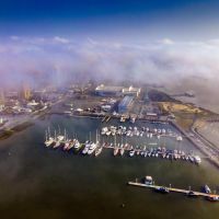 Marina velada pela névoa