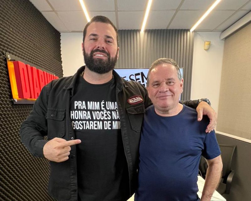 O vereador pexêro Victor Nascimento (PL), o boneco Falcon, participou do Desembucha JC. Assista no YouTube (youtube.com/@DesembuchaJC) (foto: Musa dos olhos coloridos)