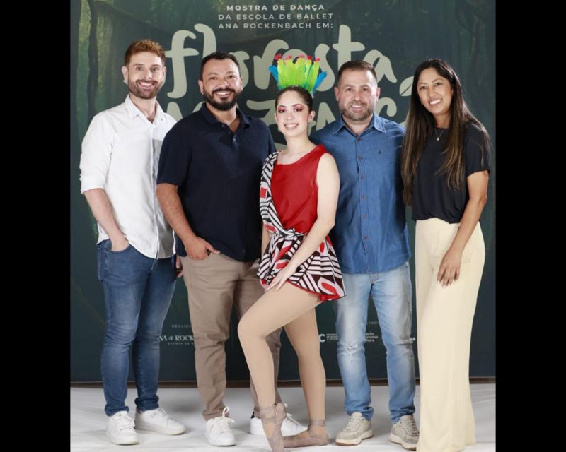 A bailarina Duda Meirelles, com seus familiares: Kelvin Visconde, Cristian Meirelles,  Eduardo Ferreira e Barbara Meirelles, logo após a apresentação do espetáculo de ballet clássico, Floresta Amazônica que foi um sucesso.
