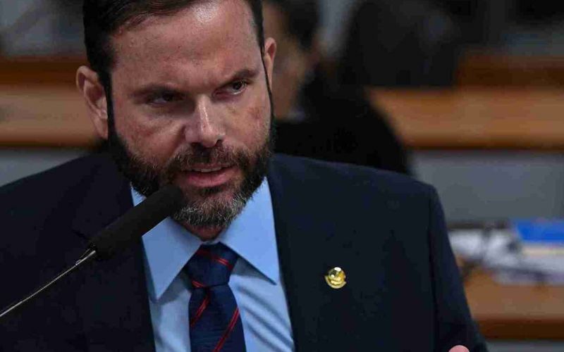 Seif O senador por SC, Jorge Seif (PL) ainda não se pronunciou a respeito da denúncia do portal Metrópoles sobre a contratação de Adna dos Anjos Cajueiro, com salário de R$ 31 mil, sendo que ninguém em seu gabinete sabe de sua existência. Adna, baiana de Barreiras, é dona de uma pequena loja de roupas chamada “Atacadão Goiano”, em Taguatinga (DF).