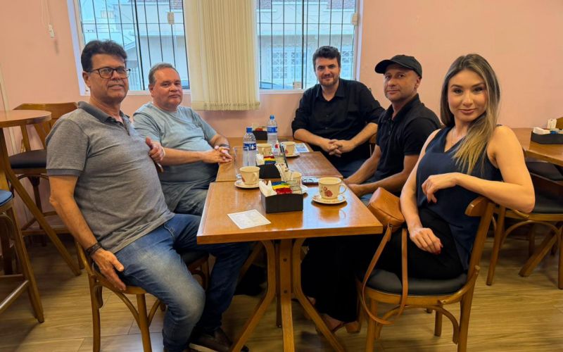 O Juliano e a Ana Paola - da Agência de Marketing Anjux; Laercio Menegaz - estrategista eleitoral e consultor político, especialista em estratégia e pesquisa - e o suplente de vereador Zé Ferreira (PDT) visitaram o JC 
