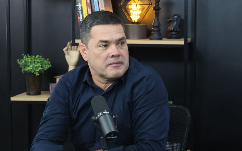 O prefeito de Itajaí, Robison Coelho (PL), em entrevista ao Podcast Polilógica do Jean Sestrem, mandou recado aos postulantes de 2026: “Cisca pra dentro”. Ou seja, vão trabalhar! (foto: divulgação)