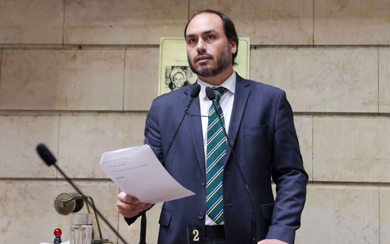 Sem volta  Emocionado, o vereador Carlos Bolsonaro anunciou na tribuna da Câmara do Rio de Janeiro que vai renunciar à vaga para se mudar para São José e deflagar a sua pré-candidatura ao Senado por Santa Catarina pelo PL. Independentemente de pesquisas e críticas, o filho 02 será, de fato, um dos principais personagens das eleições de 2026.  (Luciola Villela/CMRJ)