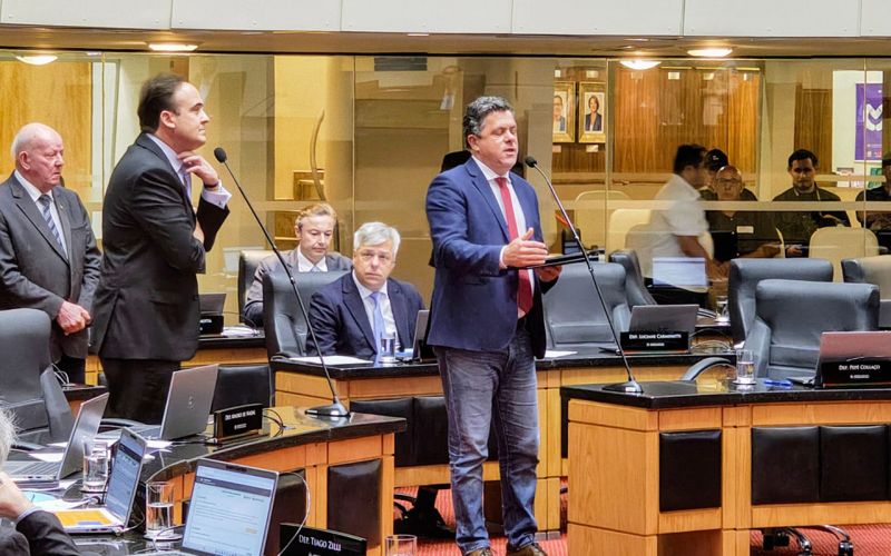 Deputados Ivan Naatz e Carlos Humberto (PL) preocupados na Leléia com possível aumento nas taxas cartoriais com reflexos no setor imobiliário da região. Naatz já anunciou a criação de uma Comissão Especial, em 2026, pra averiguar o sistema