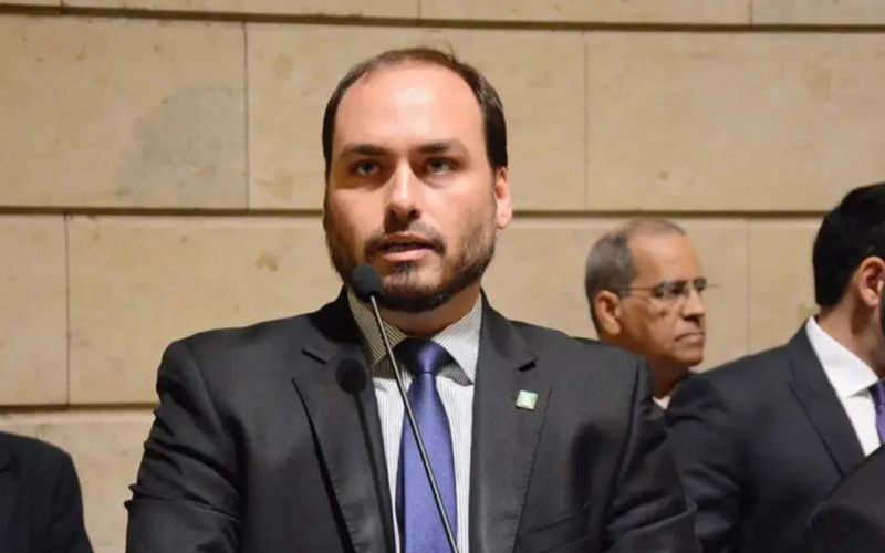 Mudança: O ex-vereador carioca Carlos Bolsonaro postou um texto intitulado: “Renunciar? Um mandato, mas não o Brasil”. Nele, explica que a mudança para SC é uma missão maior e destaca a sua relação com o estado e, em especial, com São José, onde vai morar. Diz o filho 02 que a cidade é sua casa e elogiou o “Dog do Peru”, lanchonete que se acostumou a parar no fim de noite. (Arquivo/CMRJ)