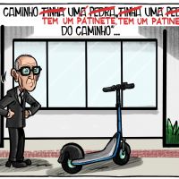 Patinetes largados pelas calçadas de Itajaí